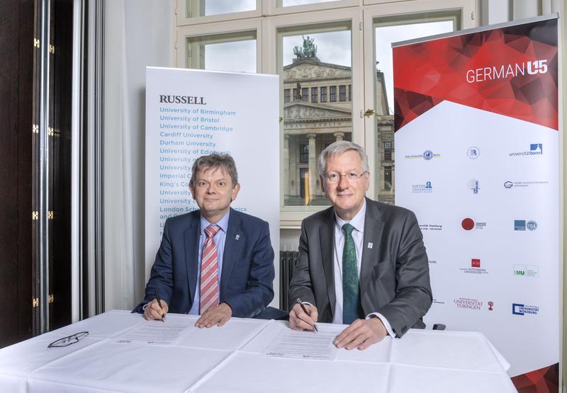 Unterzeichnung Joint Statement Anton Muscatelli und Hans-Jochen Schiewer