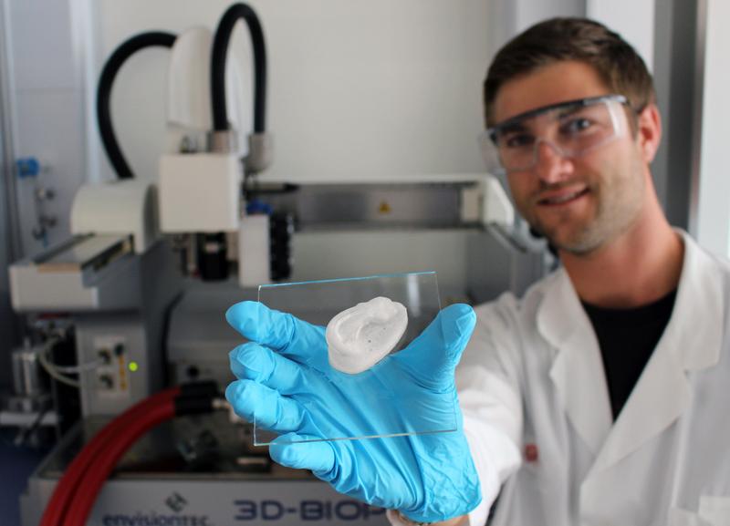 A 3D-printed ear: Empa researcher Michael Hausmann uses nanocellulose as the basis for novel implants