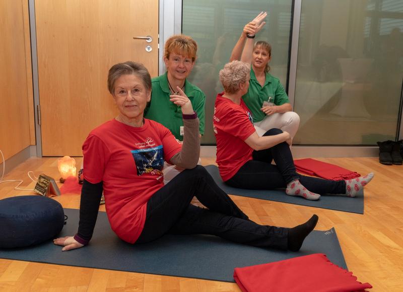 Die auf therapeutisches Yoga spezialisierten Physiotherapeutinnen Daniela Reuter (links) und Ina Lautenbach zeigen Patientinnen der Uni-Frauenklinik auf ihre Krebserkrankung abgestimmte Übungen.