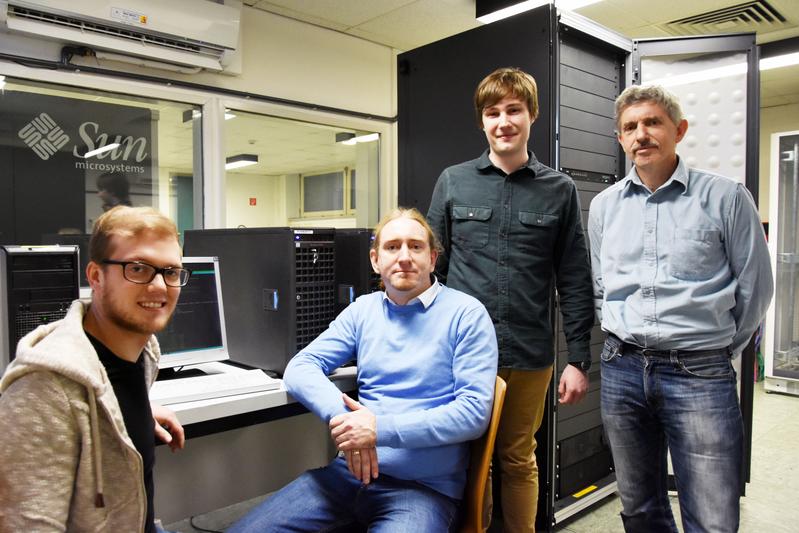 Am Hochleistungscomputer des Kieler Physikzentrums konnten Niclas Schlünzen, Karsten Balzer, Jan-Philip Joost und Professor Michael Bonitz (v.l.) erstmals ultraschnell ablaufende Prozesse beschreiben.