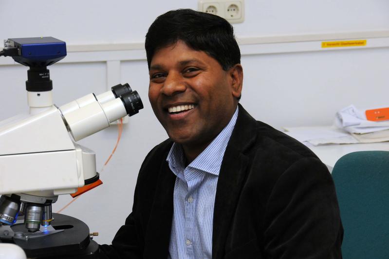Srikanth Karnati erforscht an der Universität Würzburg die Rolle der Peroxisomen bei Herz-Kreislauf-Erkrankungen.
