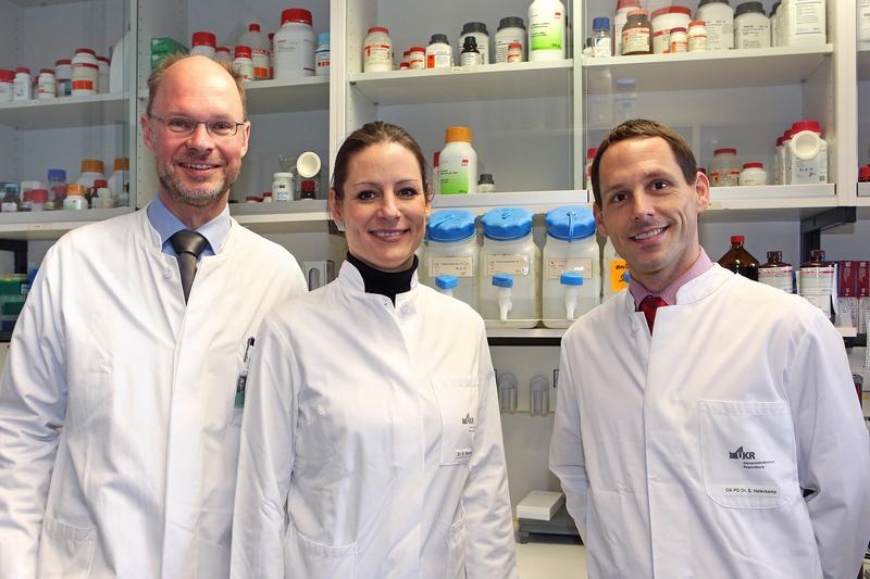 PD Dr. Norbert Ahrens (Klinische Chemie und Laboratoriumsmedizin, l), Melanie Werner-Klein (Experimentelle Medizin und Therapieverfahren) und PD Dr. Sebastian Haferkamp (Dermatologie, r.)