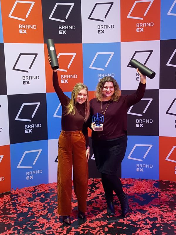 Alena Knaebel (l.) und Susanne Müller nahmen in Dortmund den Award entgegen.