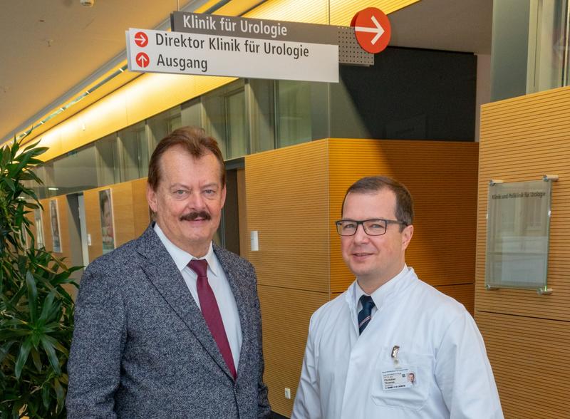Bildtext Prof. Michael Albrecht, Medizinischer Vorstand des Dresdner Uniklinikums (links) begrüßt Prof. Christian Thomas zu Beginn seiner Tätigkeit als Direktor der Klinik für Urologie.