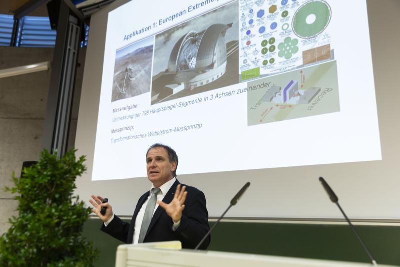 Festredner Prof. Dr. Martin Sellen berichtete von Anwendungsgebieten der Sensorik, zum Beispiel von dem im Bau befindlichen, weltweit größten Teleskop in der Atacamawüste in Chile. 