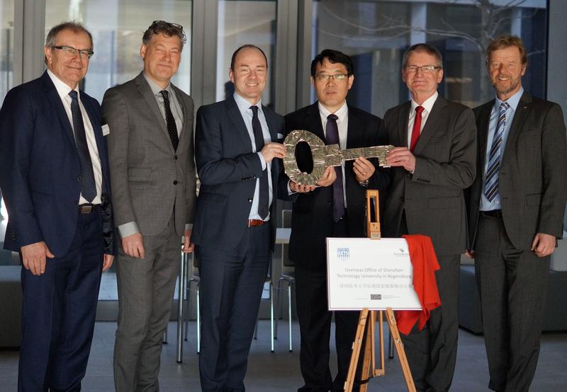  (from left) Haldenwang, OTH Regensburg, Lautenschläger, city of Regensburg, Rupprecht, Director of TechBase, SZTU President Prof. Shuangchen Ruan, Daminger,city of Regensburg, OTH-President Baier