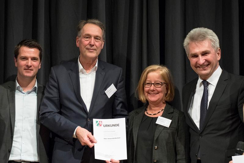Die Bochumer Delegation um Marc Seelbach, Rektor Axel Schölmerich und Susanne Schult (von links) ist von NRW-Wirtschaftsminister Andreas Pinkwart ausgezeichnet worden.