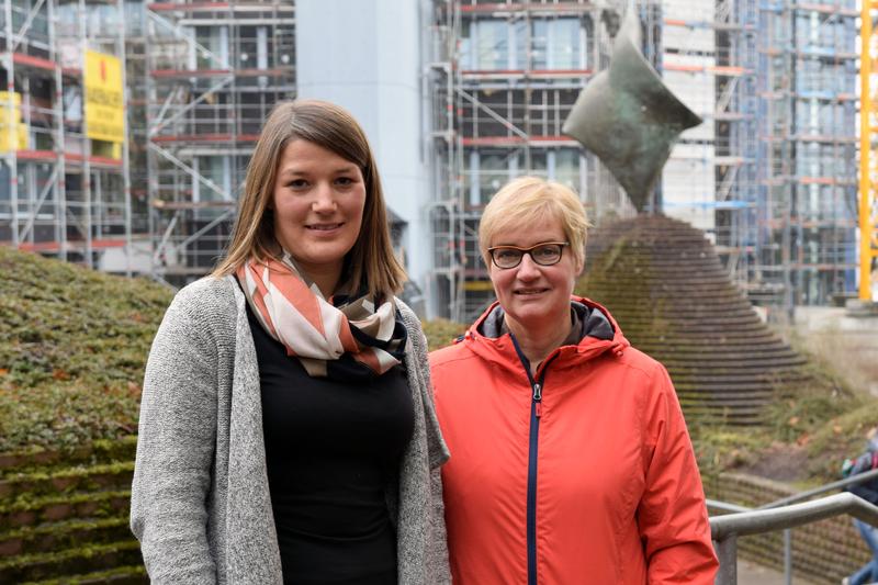 Sarah Hartmann (l.) und Prof. Dr. Klaudia Witte von der Universität Siegen haben herausgefunden, dass Zebrafische Infrarotlicht sehr wohl wahrnehmen können.