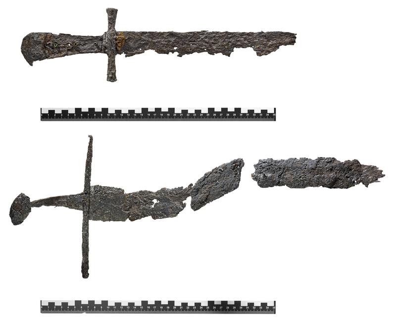 Abb. 1: Beschichtete Fundstücke: Hirschfänger (oben) und Schwertfragment (unten)