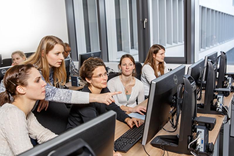 Studierende der hsg Bochum beschäftigen sich künftig in einem geplanten Bachelor-Studiengang mit Gesundheitsdaten.