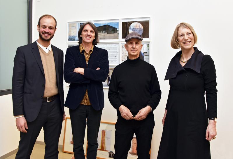 The winning artists Horst Hoheisel (Middel right) and Andreas Knitz (middel left) together with the organizers Jonas Zipf (left) and Prof. Dr Verena Krieger (right).