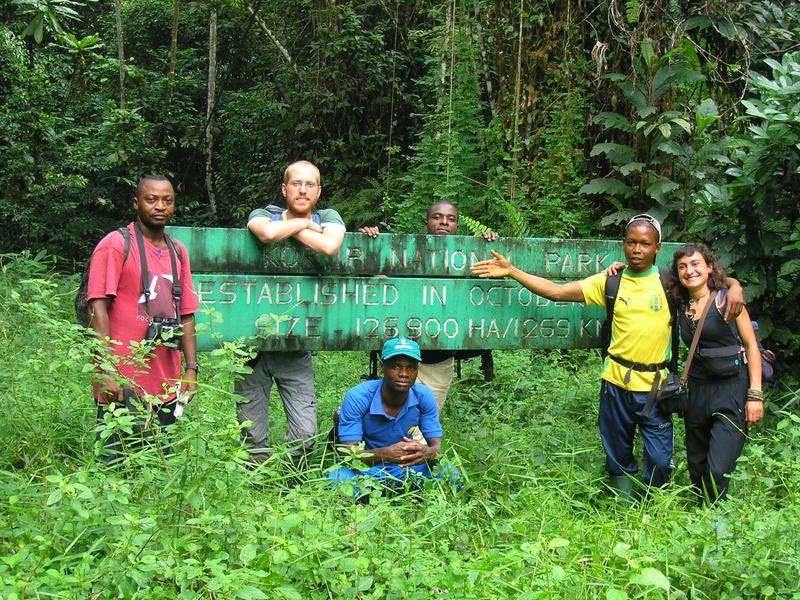 Autoren der Studie, Francis N. Motombi (1. v.l.), Denis Kupsch (2. v.l.) und Elleni Vendras (1. v.r.) mit Feldarbeitsteam am Eingang des Korup-Nationalpark, Südwestkamerun.  