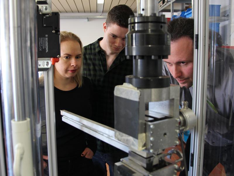 An einem biaxialen Tischprüfsystem testen Prof. Stephan Marzi (rechts) und die Masterstudenten Christine Jantos und Peer Schrader eine Klebeverbindung. 