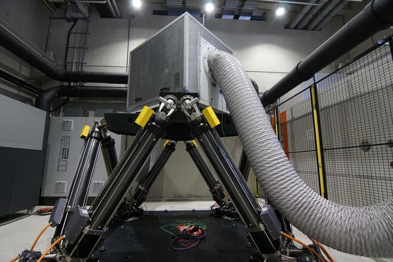 Der neue 3D-Bewegungssimulator inkl. angeschlossener Klimakammer steht ab sofort am kunststoffcampus bayern in Weißenburg für industrienahe Forschungs- und Entwicklungsprojekte zur Verfügung