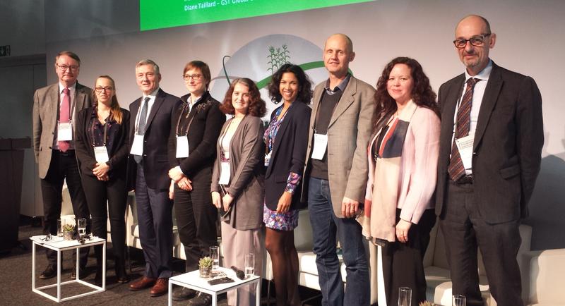 Panel des Fachpodiums (v. li.): Reiner Brunsch, Vera Tekken, Moderator Terry Martin, Cornelia Weltzien, Sian Thomas, Shivani Kannabhiran, Hermann Lotze-Campen, Diane Taillard und Frank van Tongeren.