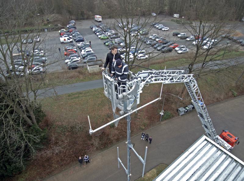 Voller Einsatz an der Drehleiter: Erik Hoppe (Elektrotechnik) und Brandoberinspektor Frank Hoppe installieren in luftiger Höhe den Access-Point. Wer in Lemgo studiert, muss auf die