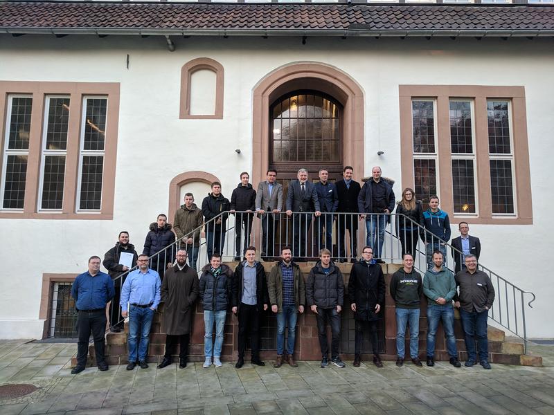 Studierende der Hochschule OWL zum Pressefoto mit dem Bürgermeister der Alten Hansestadt Lemgo, Dr. Reiner Austermann: Digitalisierung ist auf der Agenda der Stadt ganz oben.