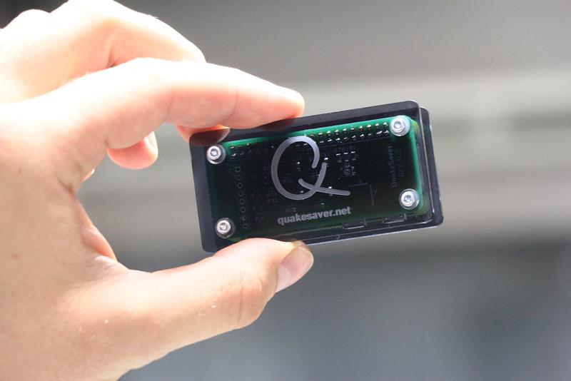 Die Firma QuakeSaver entwickelt und vertreibt Netzwerke mikroelektromechanischer Sensoren zum Schutz vor Erdbeben. 