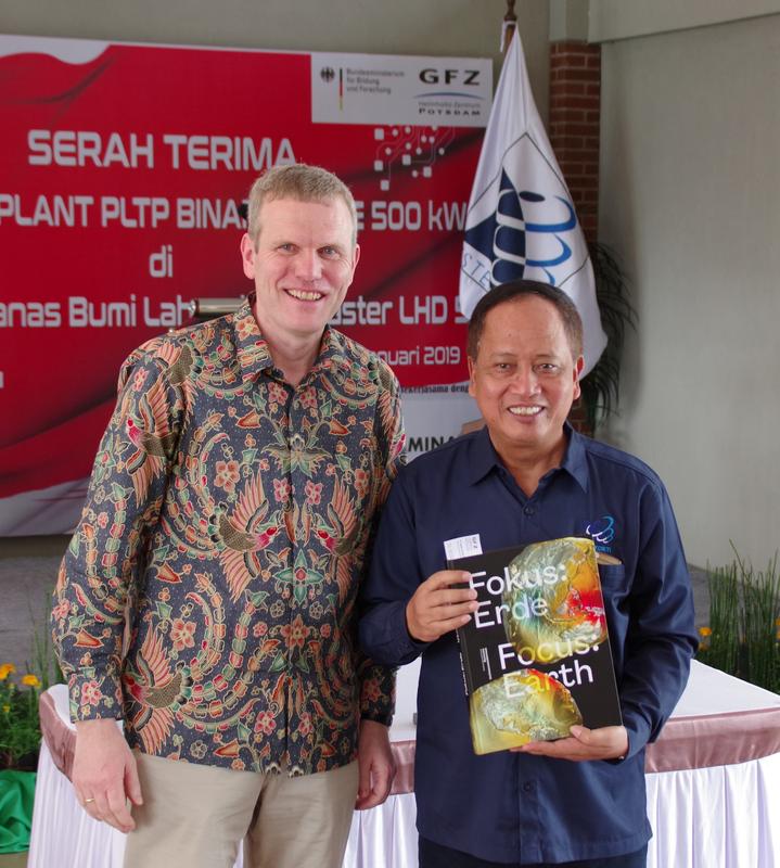 GFZ-Vorstand Stefan Schwartze (links) mit dem indonesischen Minister für Forschung, Technologie und höhere Bildung Muhammad Nasir bei der Übergabe des Demonstrations-Kraftwerks.