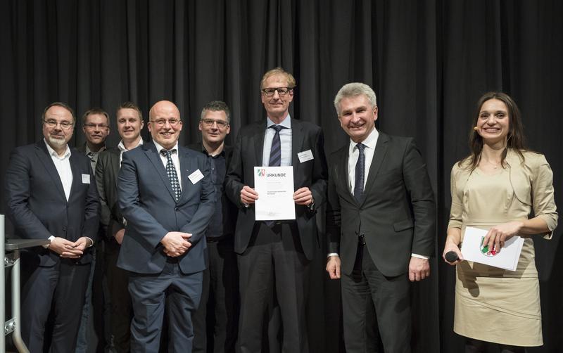 Minister Pinkwart (2.v.r.) gratulierte der TU Dortmund, vertreten durch u.a. Kanzler Albrecht Ehlers (3.v.r.) und Prof. Andreas Liening (4.v.l.), zu ihrem Erfolg. 