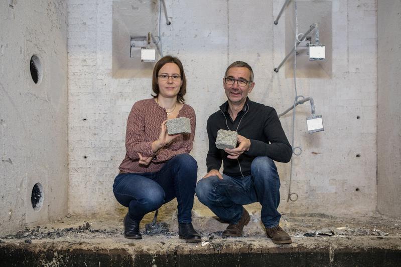 Empa expertise for industry: Franziska Grüneberger and Willi Senn developed a new binding technique that renders the isofloc insulating material more fireproof than before.