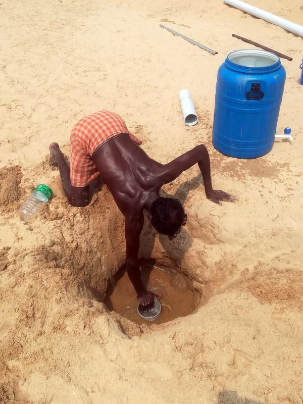 Wasserschöpfer an einem Brunnen in Kerala, Südindien