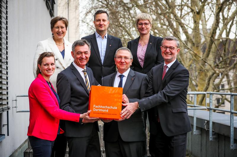 Neu gewähltes Rektorat (v.l.): Prof. Löhr, Prof. Appel, Kanzler Drescher, Prof. Helm, Rektor Prof. Schwick, Prof. Kienle – zusammen mit Guido Baranowski, dem Vorsitzenden der Hochschulwahlversammlung