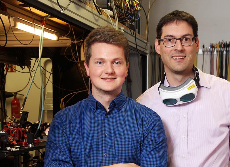 Professor Widera (rechts) und Felix Schmidt erforschen Quantensysteme.