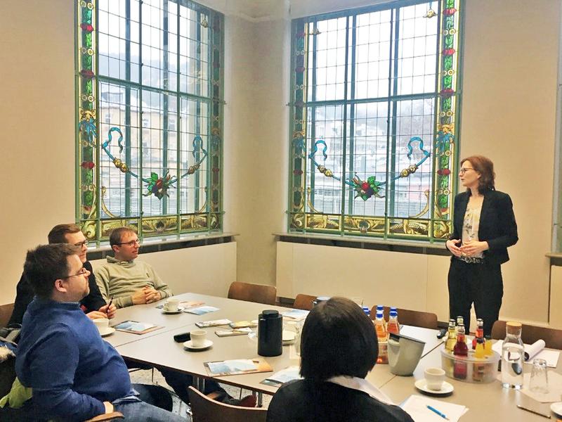 Masterstudierende der FHWS mit der Kurdirektorin Sylvie Thormann im Verwaltungsgebäude der Bayerischen Staatsbad Bad Kissingen GmbH 