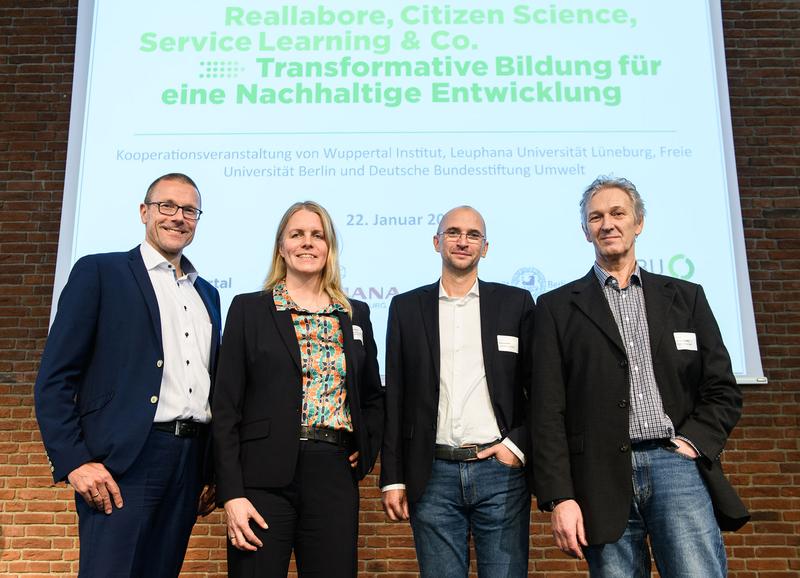 Prof. Dr. Uwe Schneidewind (Wuppertal Institut), Ulrike Peters (DBU), Prof. Dr. Matthias Barth (Leuphana Universität Lüneburg) und Prof. Dr. Gerhard de Haan (Freie Universität Berlin)