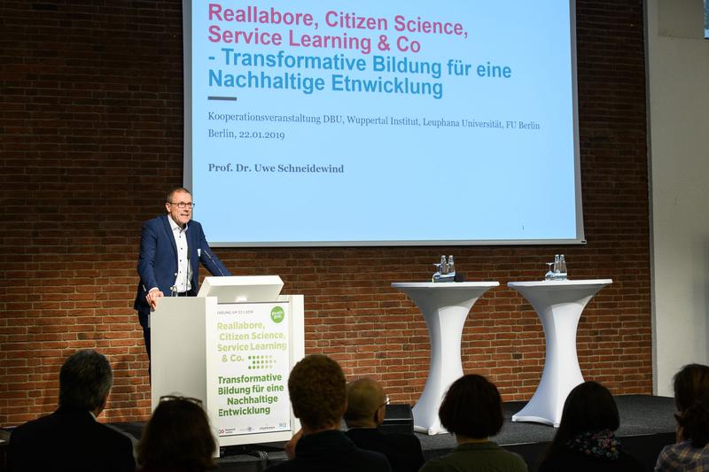 Uwe Schneidewind hob während seines Vortrags die Bedeutung von institutionellen und gesellschaftlichen Infrastrukturen für die Nachhaltigkeitstransformation hervor.