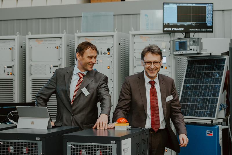 Der Rektor der Universität Magdeburg, Prof. Dr.-Ing. Jens Strackeljan (re.), und Prof. Dr.-Ing. Ralf Vick (li.), Lehrstuhl für Elektromagnetische Verträglichkeit, eröffnen das „Power Quality Labor“.