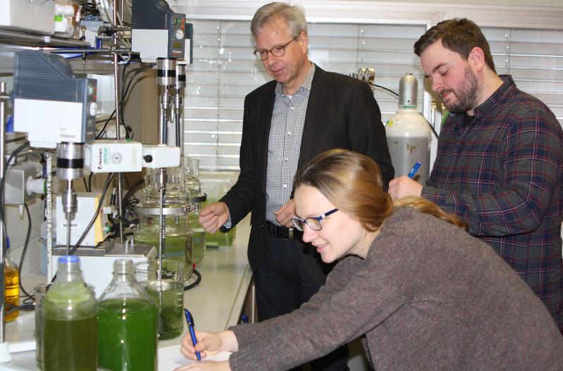 Bei den Laboruntersuchungen im Rahmen ihrer Dissertation stehen Tatjana Wawilow und Nils Hasport in dauerhaftem fachlichen Austausch mit Projektleiter Prof. Dr. Ulf Theilen.