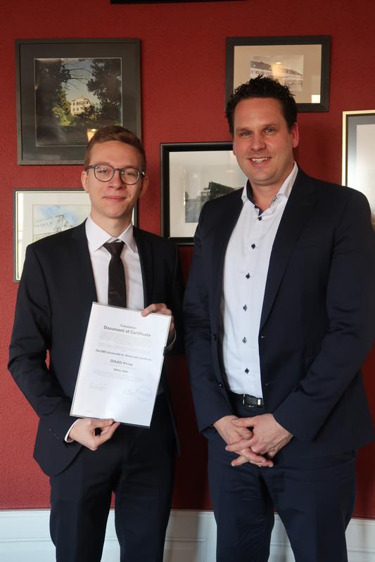 Niklas Gieb (links) und Prof. Dr. Markus Kreutzer, Dekan der EBS Business School