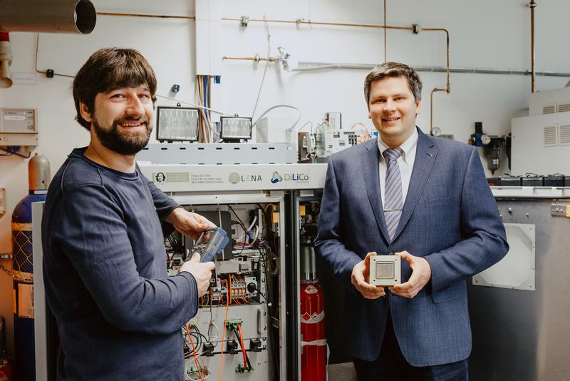 Prof. Dr. Martin Wolter (re.) und Philipp Kühne (li.) im Brennstoffzellenlabor am Lehrstuhl für Elektrische Netze und Alternative Elektroenergiequellen der Universität Magdeburg.