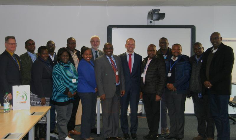 Kenianische Delegation bei der DSMZ, Prof. Dr. Jörg Overmann in der Mitte des Bildes