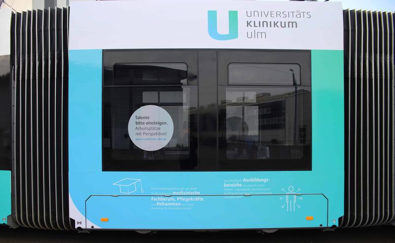 Die neuen Straßenbahnen werden von Informationen rund um das Universitätsklinikum Ulm geziert. 