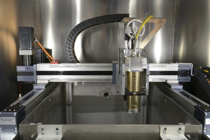 Die Aachener Forscher haben einen Prüfstand mit einem Laser aufgebaut, der eine Lichtleistung bis zu 30 Kilowatt erreicht.