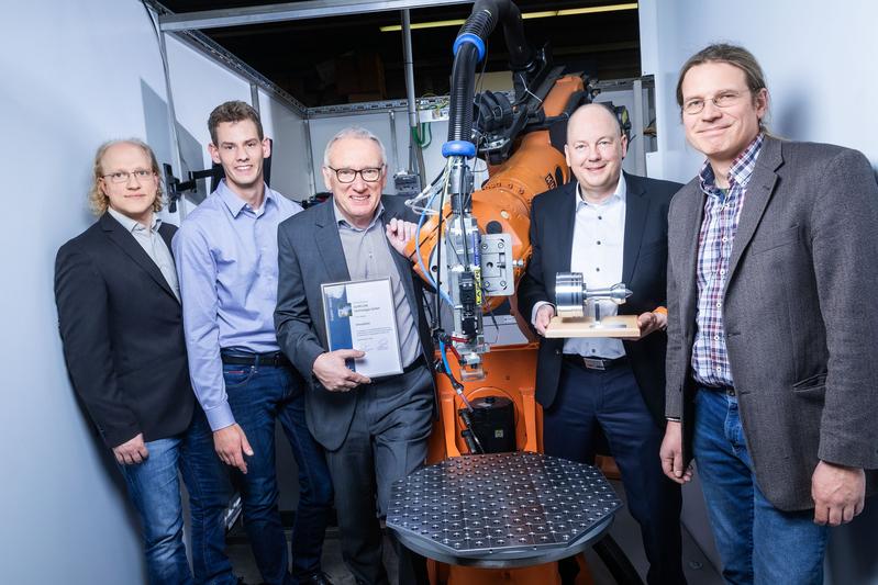 Freuen sich über den MTU Supplier Award (v.l.): Projektmitarbeiter Victor Holstein und Hendrik Conze, Geschäftsführer Wolfgang Weber und Lorenz Vinke sowie Prof. Dr. Matthias Hermes 