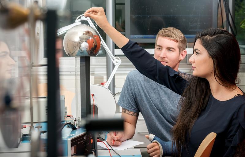 Studierende experimentieren im H.ErT.Z (Hochschuloffenen ElektroTechnikZentrum) der Hochschule Karlsruhe 