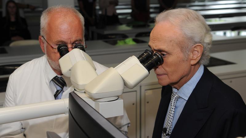 José Carreras besucht regelmäßig Forschungseinrichtungen an Universitätskliniken, wie hier am Uniklinikum Regensburg, um sich über den aktuellen Stand der Forschung zu informieren. Foto: DJCLS