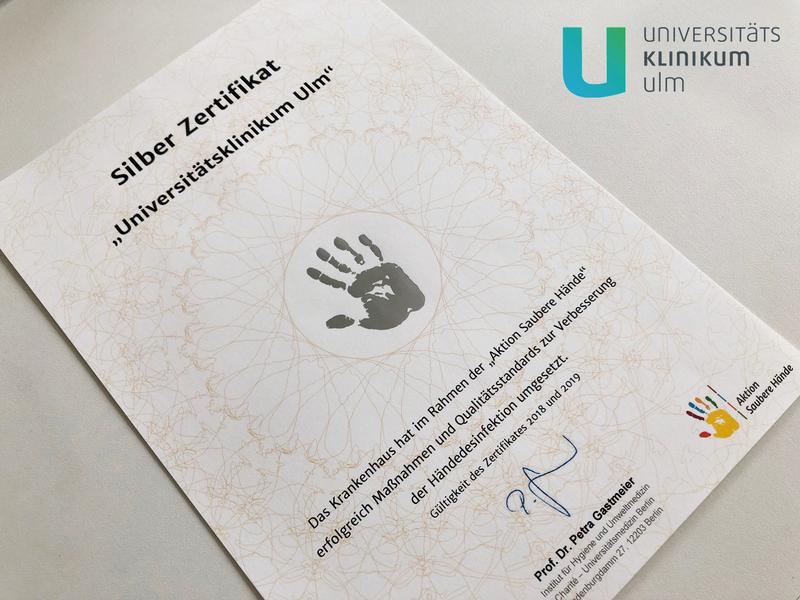 Patientensicherheit im Fokus: Für seine vorbildlich umgesetzten Maßnahmen in der Händehygiene hat das Universitätsklinikum Ulm das Silber-Zertifikat der „Aktion Saubere Hände“ erhalten.