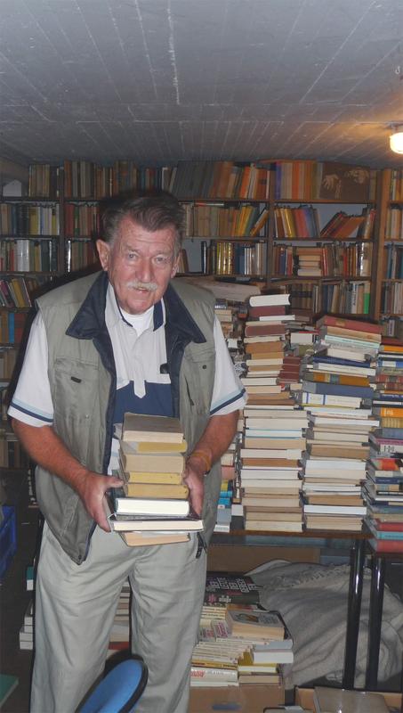 Mehrere tausend Erstausgaben, die Georg P. Salzmann über Jahrzehnte hinweg in seinem Haus in Gräfelfing sammelte, wurden 2009 von der UB Augsburg gekauft und sind dort jetzt für alle zugänglich.