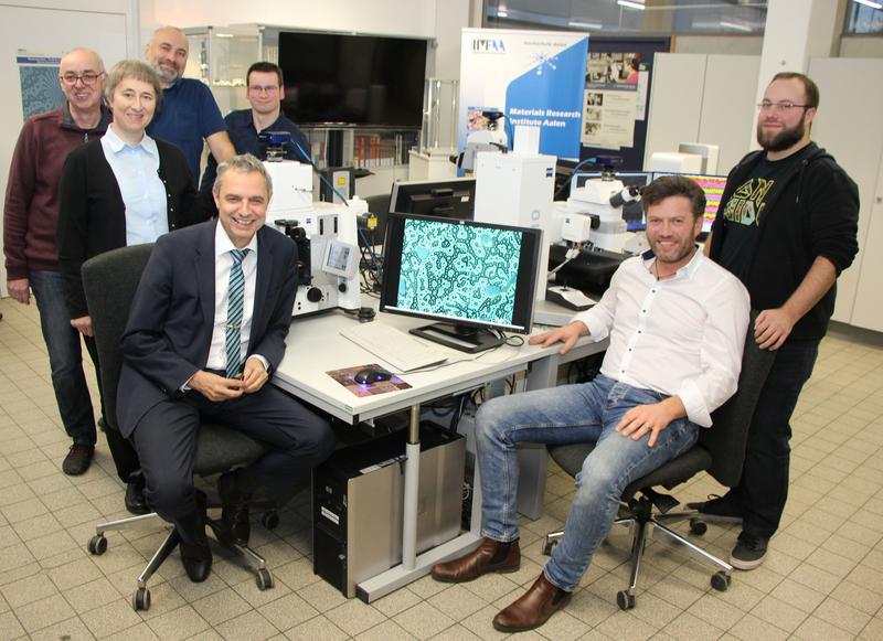 Die DFG fördert die Hochschule Aalen mit einem neuartigen experimentellen Lichtmikroskop. Prof. Dr. Gerhard Schneider (links vorne) und sein Team freuen sich über die tolle Nachricht.
