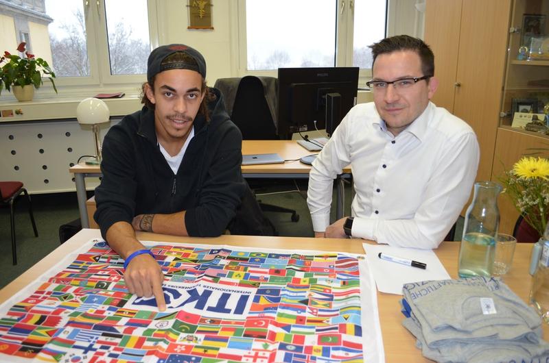 Daniel Eckert-Lindhammer (rechts) mit RB-Spieler Yussuf Poulsen 