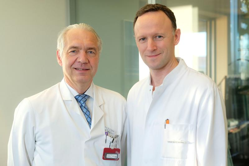 Prof. Dr. Jürgen Dunst, Direktor der Klinik für Strahlentherapie des UKSH (r.), und Prof. Dr. Jost Philipp Schäfer, Leitender Oberarzt an der Klinik für Radiologie und Neuroradiologie.