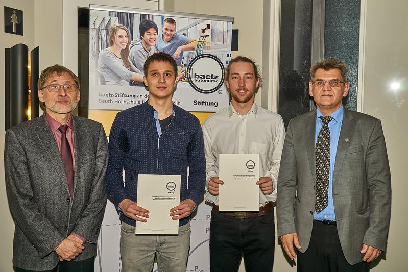 Von links nach rechts:  Professor Dr.-Ing. Roland Koenigsdorff, Master-Absolventen Alexander Herz und Sebastian Haußer sowie Professor Dr.-Ing. Martin Becker