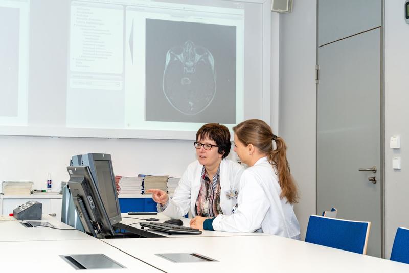 Prof. Mechthild Krause (links) und Dr. Kristin Gurtner gehören zu dem Team, das im Rahmen des Referenzzentrums deutschlandweit die fachliche Beratung sicherstellen.