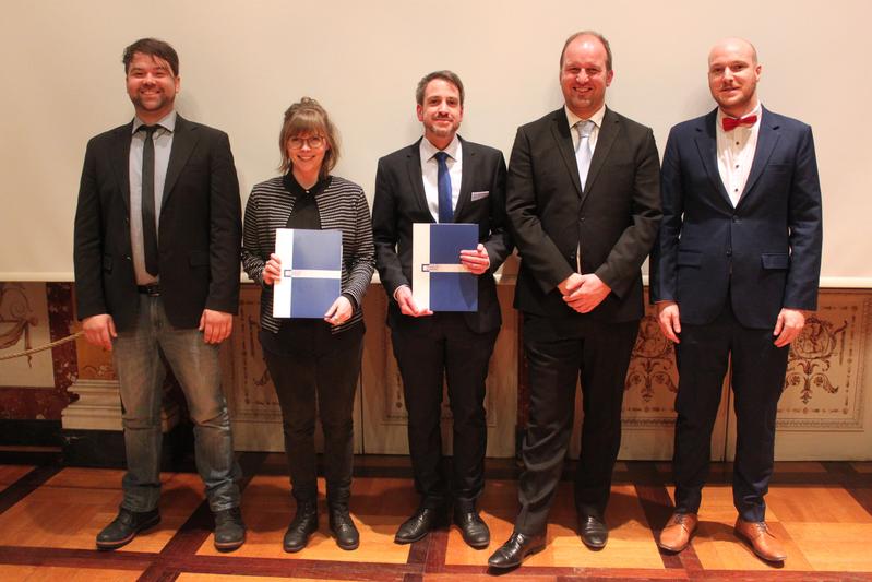 Ehrung der Preisträger Johanna Mencke und Tobias Berneiser (2. und 3. v.l.) und den Herausgebern der Zeitschrift promptus (v.l.): Christoph Hornung, Robert Hesselbach und Julien Bobineau.