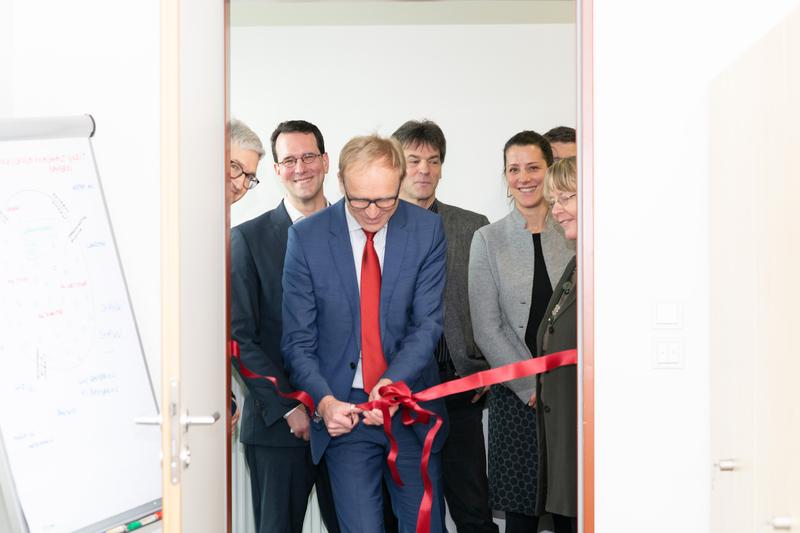  Prof. Dr. Markus Vogt (LMU), Philipp Holzheid (StMWK), Prof. Dr. Klaus Kreulich (HM), Karl-Friedrich Barthmann (StMUV), Lara Lütke-Spatz, Prof. Dr. Ingrid Hemmer (Netzwerkssprecherin), (v.l.n.r.)
